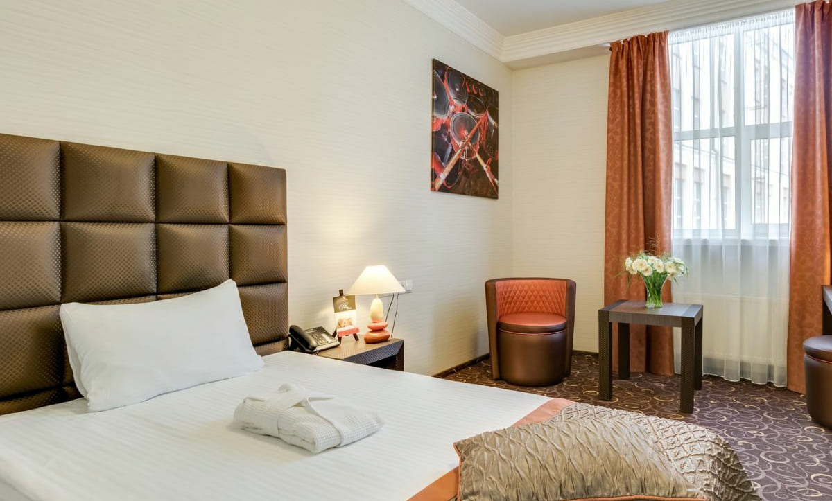 Luxurious king-size bed in Alfavito Hotel apartment - yavorina.com.ua