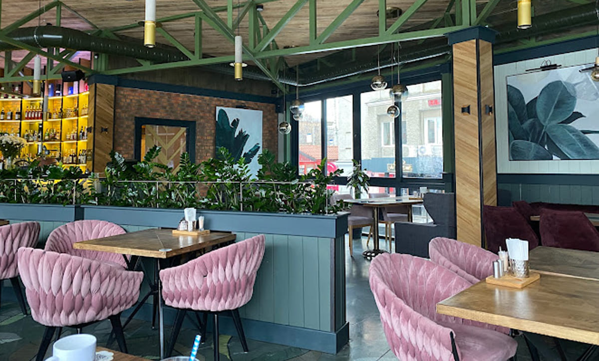 Durable booth seating with integrated tables, crafted for high-traffic family restaurants by Yavorina.