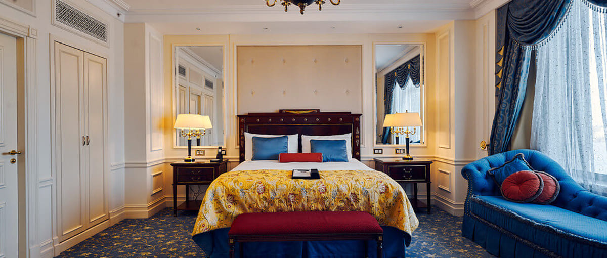Luxurious bed in Riviera House Hotel guest room - yavorina.com.ua