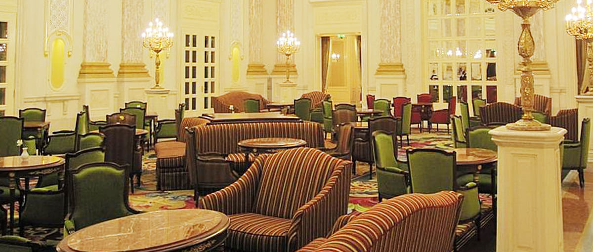 Comfortable seating arrangement in Fairmont Grand Restaurant - yavorina.com.ua