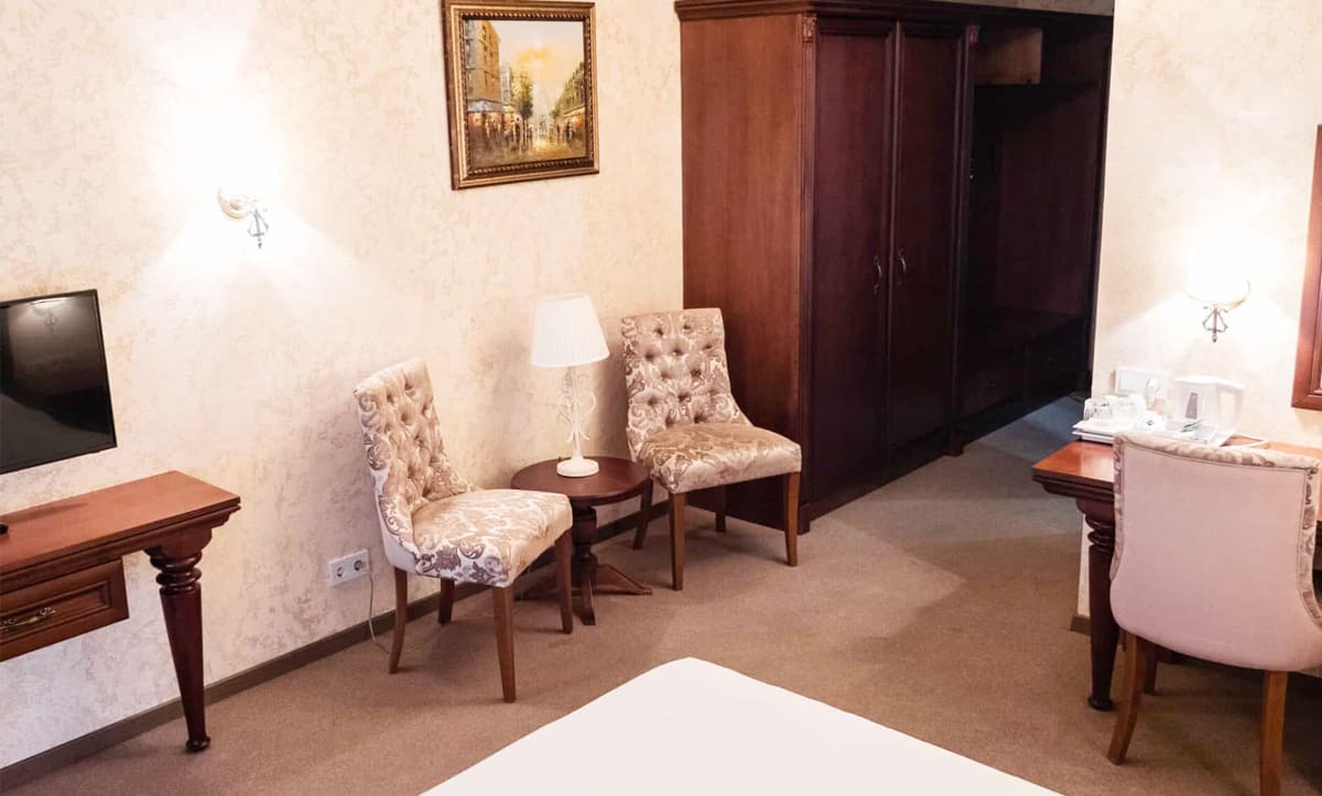 Luxurious living room set with a wooden coffee table and armchairs - yavorina.com.ua