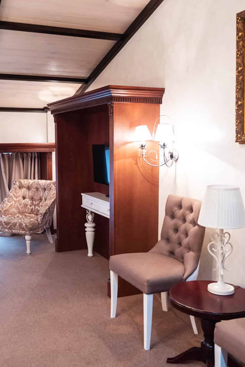 Wooden chairs with detailed craftsmanship in a hotel room - yavorina.com.ua