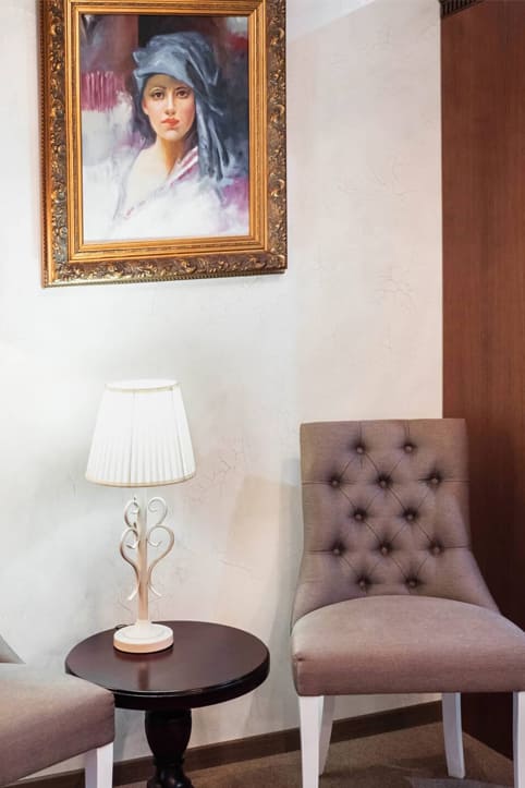 Sophisticated wooden dining set in Orly Park Hotel’s restaurant - yavorina.com.ua