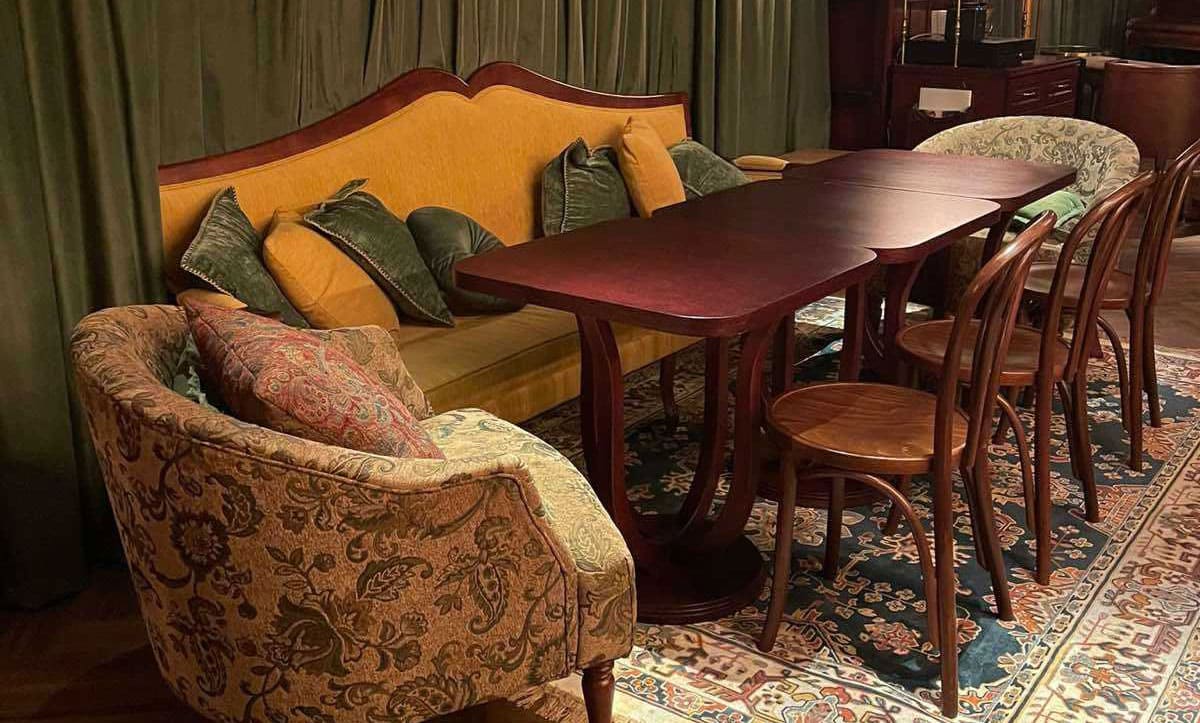 Exclusive wooden tables at Bellboy Restaurant, Berlin - yavorina.com.ua
