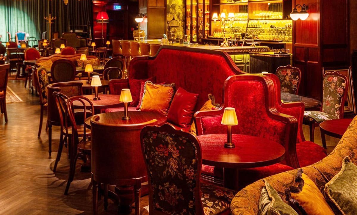 Bespoke armchairs complementing Bellboy’s vintage-modern design - yavorina.com.ua