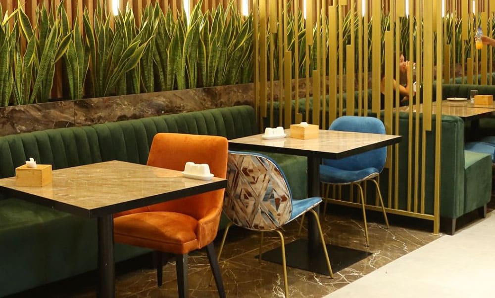 Kelly chair paired with a modern dining table – yavorina.com.ua