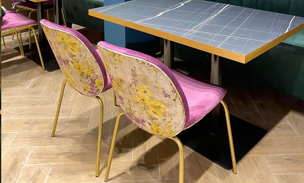 Interior design with Kelly chairs around a dining table – yavorina.com.ua