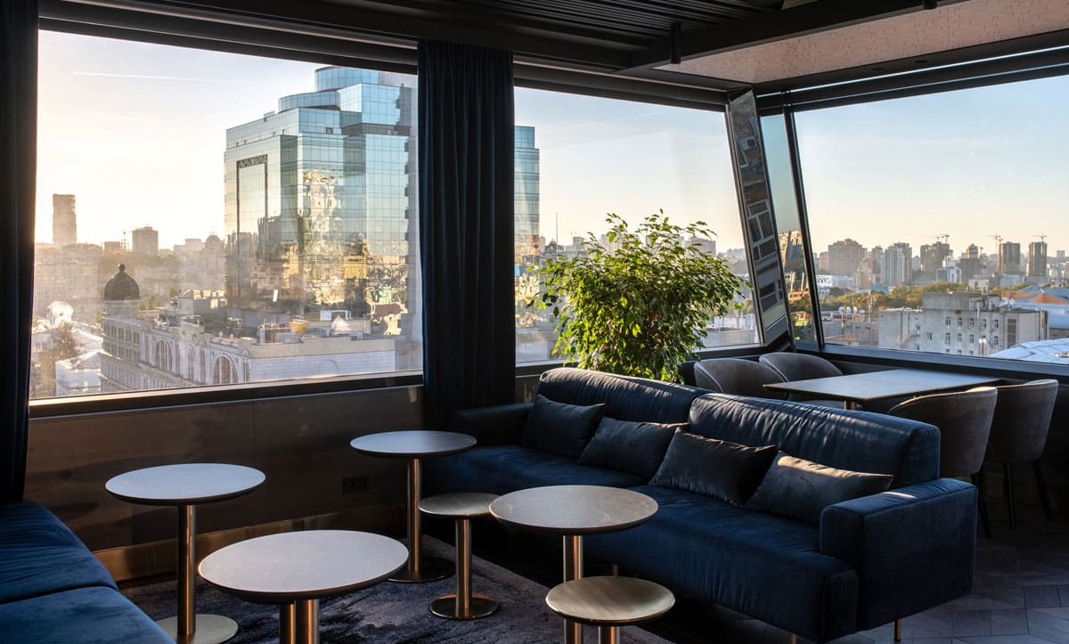 М'які дивани на металевих опорах для ресторану 11 Mirrors Rooftop - yavorina.com.ua​