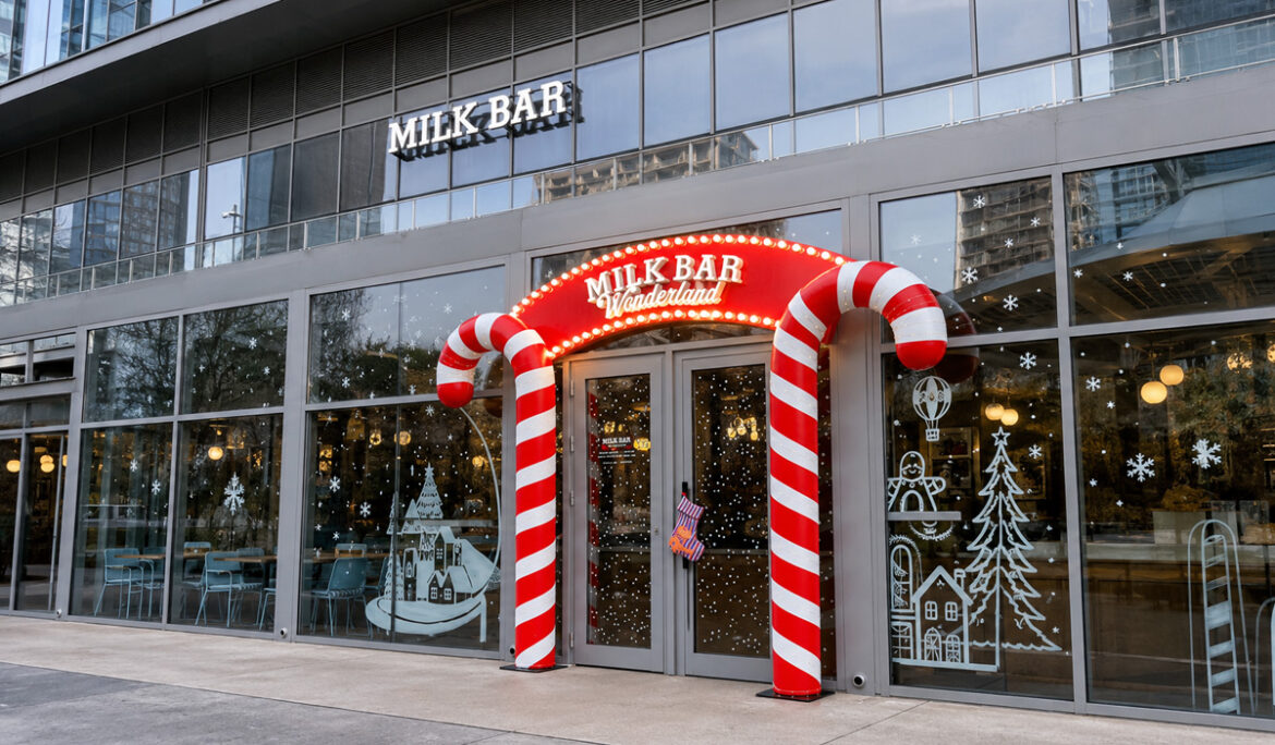 Прикрашена вхідна група ресторану Milk Bar Baku з меблями та декором від фабрики Яворина
