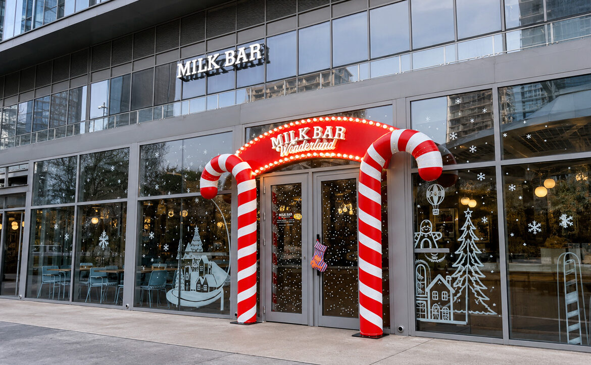 Прикрашена вхідна група ресторану Milk Bar Baku з меблями та декором від фабрики Яворина