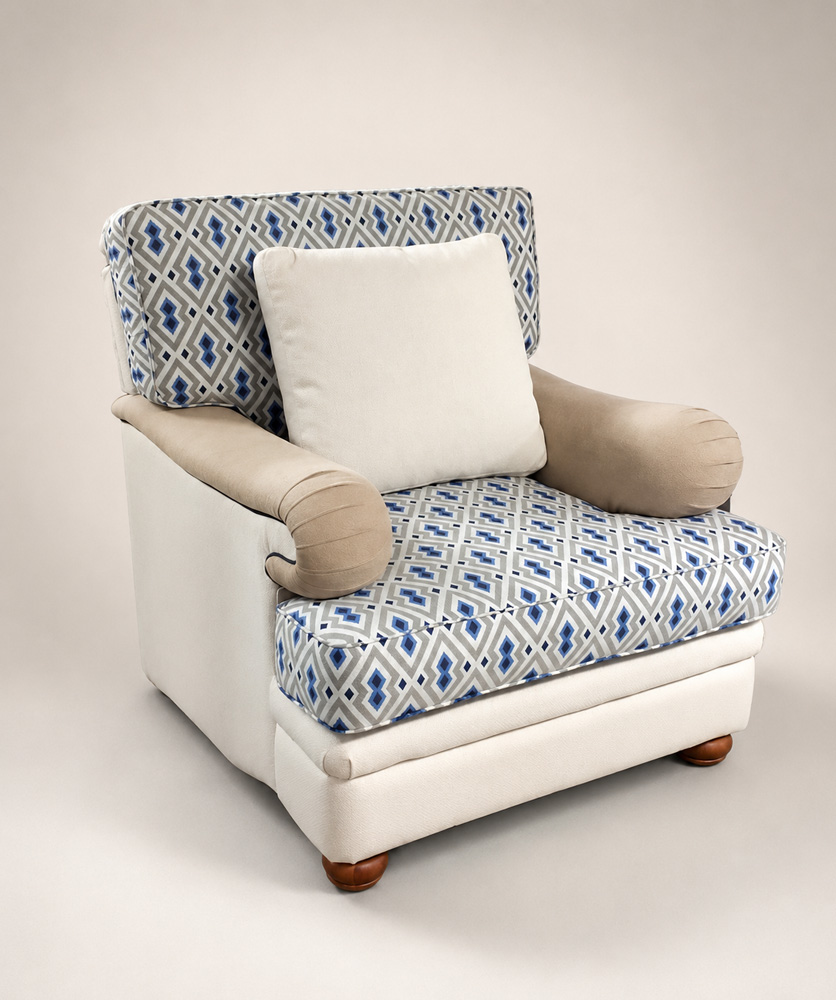 Кресло Armchair VIVIAN в светлой обивке с синим геометрическим узором, ракурс 3/4