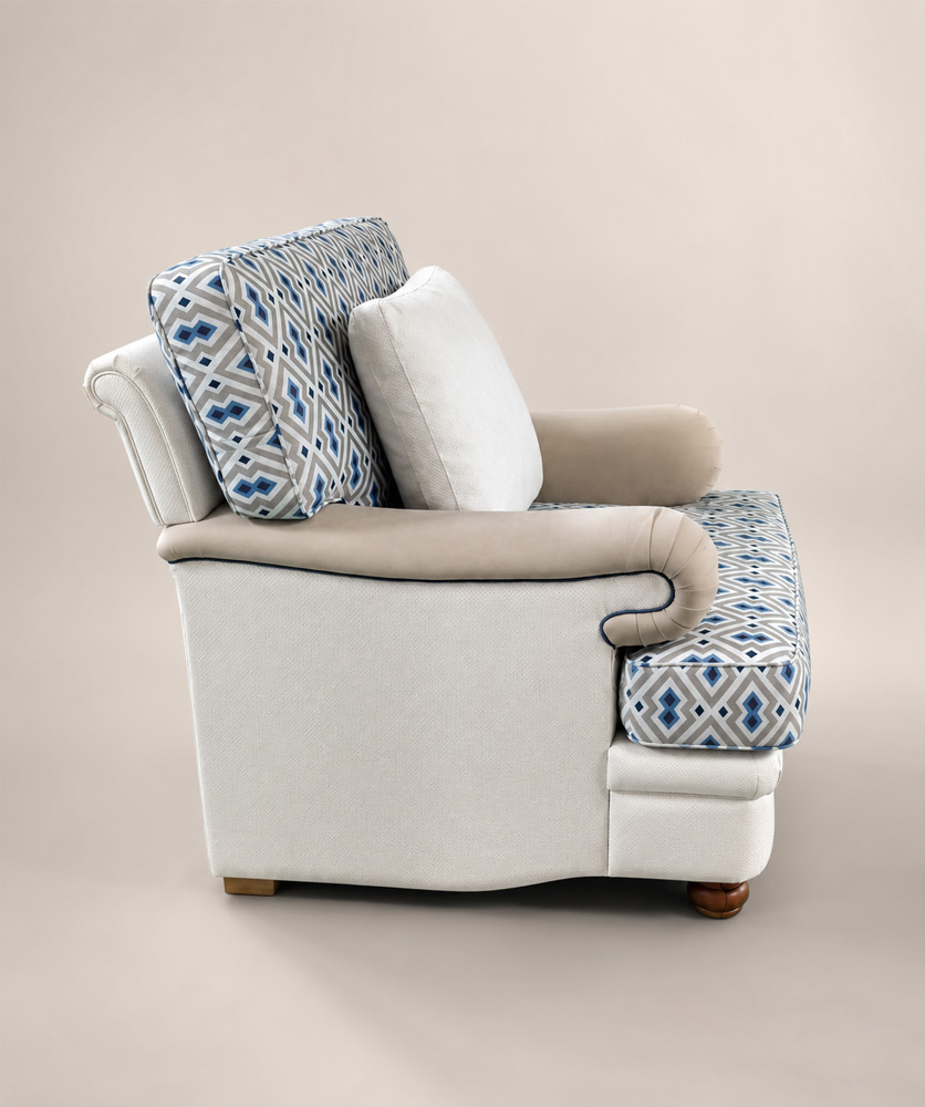 Кресло Armchair VIVIAN в светлой обивке с синим геометрическим узором, боковой ракурс